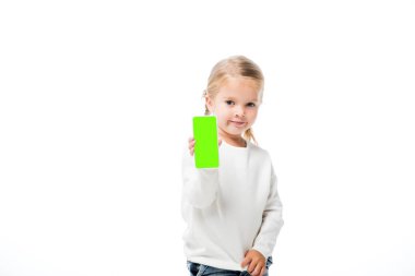 Sevimli çocuk yeşil ekranlı akıllı telefon gösteriyor, beyaz ekranda izole edilmiş.