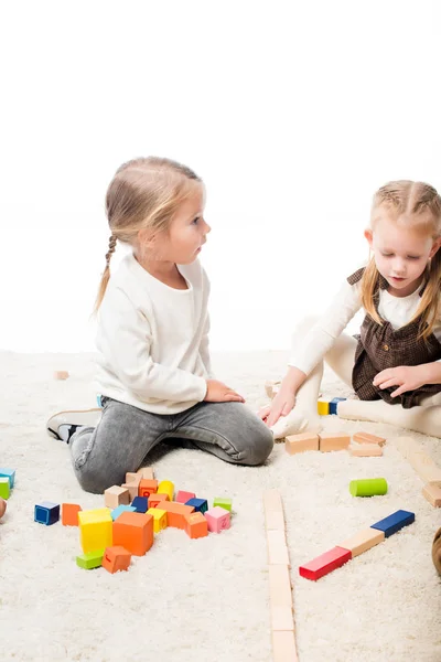 Adorables Niños Jugando Con Bloques Alfombra Aislada Blanco — Foto de Stock