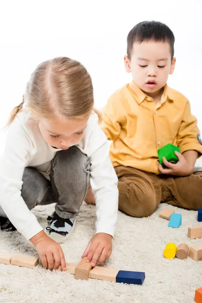 Niños Multiculturales Jugando Con Bloques Madera Alfombra Aislados Blanco — Foto de Stock