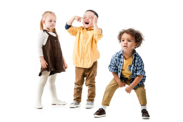 Emotionale Multikulturelle Kinder Die Zusammen Spielen Isoliert Auf Weiß — Stockfoto