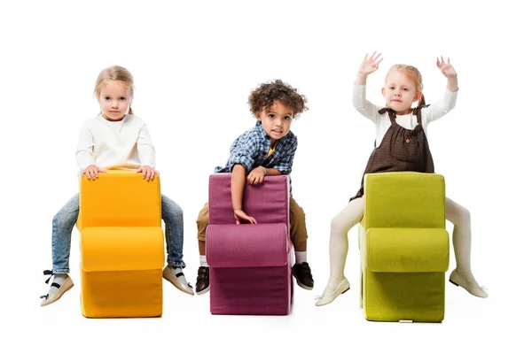 Crianças Multiculturais Sentadas Cadeiras Quebra Cabeça Isoladas Branco — Fotografia de Stock