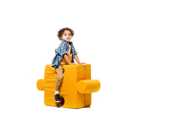 Menino Afro Americano Sentado Cadeira Quebra Cabeça Amarelo Isolado Branco — Fotografia de Stock