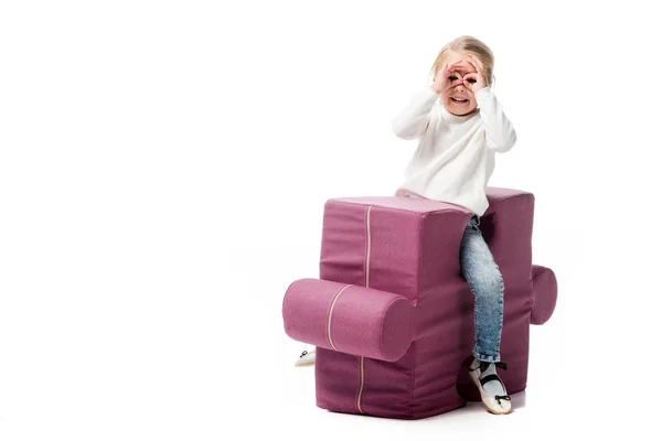 Веселый Ребенок Делает Очки Рук Фиолетовом Кресле Головоломке Изолированный Белом — стоковое фото