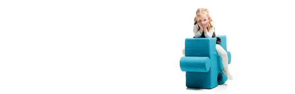 Panoramiczne Ujęcie Znudzonego Dziecka Siedzącego Niebieskim Krześle Puzzle Odizolowanego Białym — Zdjęcie stockowe