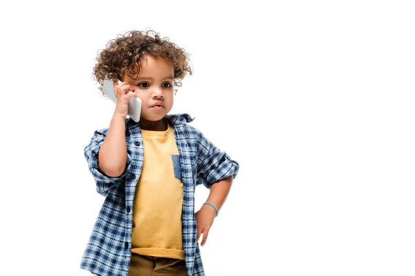 Afroamerikansk Gutt Som Snakker Smarttelefon Isolert Hvitt – stockfoto