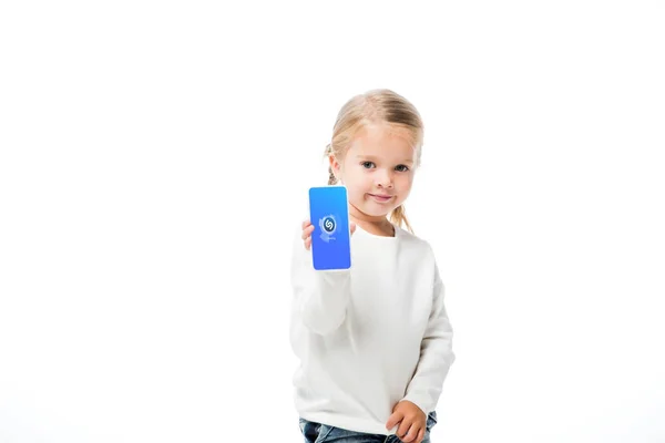 乌克兰基辅 2019年11月18日 可爱的孩子在屏幕上展示带有Shazam应用程序的智能手机 在白色屏幕上被隔离 — 图库照片