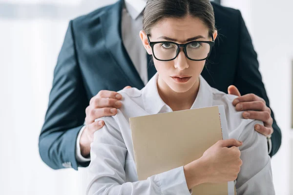 Vista Recortada Hombre Negocios Abrazando Secretaria Asustada Oficina — Foto de Stock