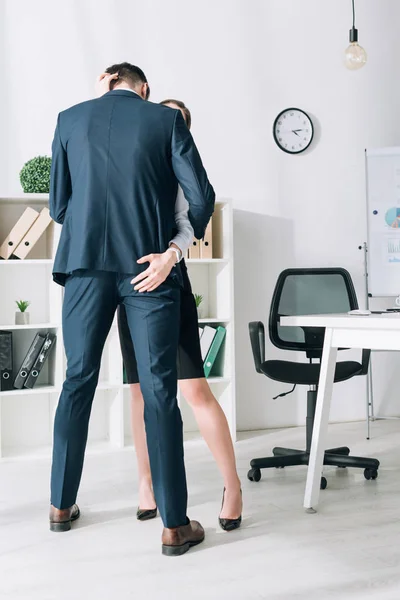 Vista Trasera Del Hombre Negocios Traje Abrazo Secretario Oficina — Foto de Stock