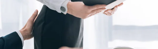 Πανοραμική Φωτογραφία Του Επιχειρηματία Αγγίζοντας Πισινό Του Γραμματέα Στο Γραφείο — Φωτογραφία Αρχείου