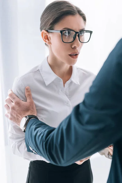 Abgeschnittene Ansicht Eines Geschäftsmannes Der Die Hand Einer Schockierten Sekretärin — Stockfoto