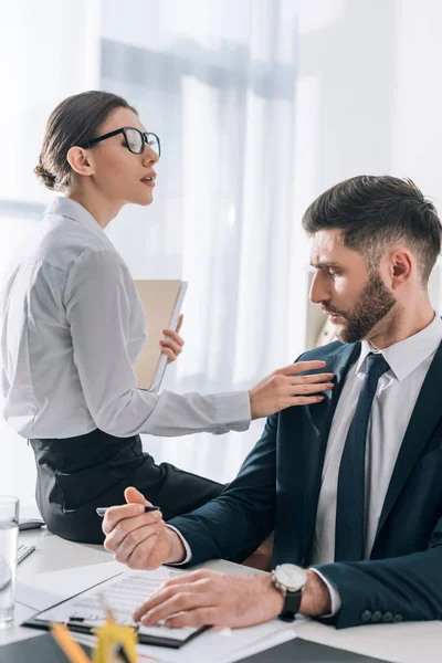 Aantrekkelijke Secretaresse Zitten Tafel Aanraken Zakenman Het Kantoor — Stockfoto