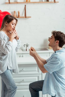 Mutlu adam dizlerinin üzerine çöküp sürpriz kadına evlenme teklif ediyor. 