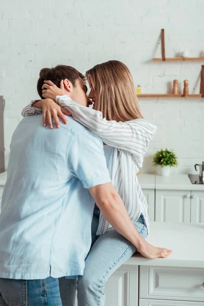 Jovem Mulher Abraçando Bonito Namorado Casa — Fotografia de Stock