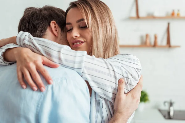 Enfoque Selectivo Chica Feliz Con Los Ojos Cerrados Abrazando Novio — Foto de Stock