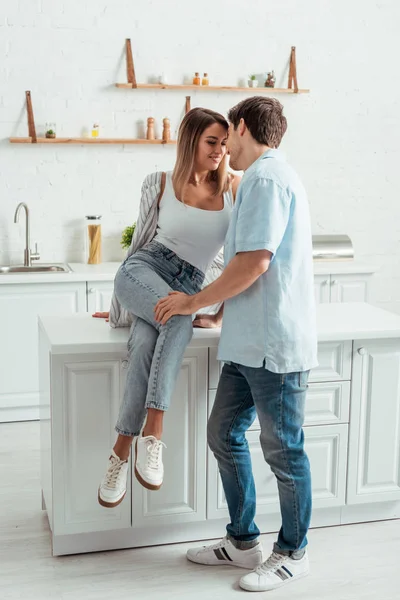 Menina Feliz Olhando Para Namorado Enquanto Sentado Mesa Cozinha — Fotografia de Stock