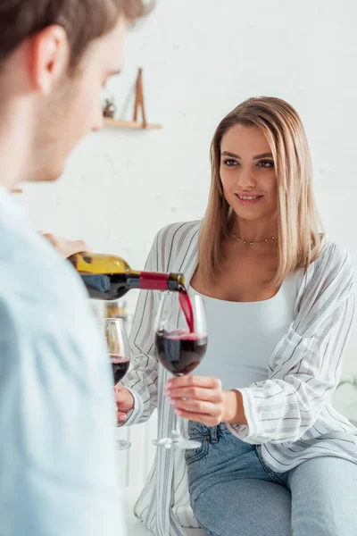 Selectieve Focus Van Vrouw Kijken Naar Man Gieten Rode Wijn — Stockfoto