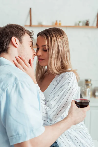 Hombre Guapo Sosteniendo Copa Vino Cerca Novia Casa — Foto de Stock