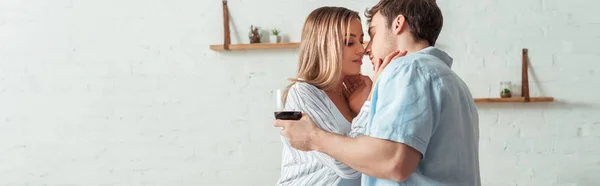 Tiro Panorâmico Homem Bonito Segurando Copo Vinho Beijando Mulher Casa — Fotografia de Stock