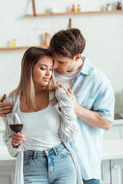 Hombre Guapo Tocando Chica Atractiva Con Copa Vino — Foto de Stock