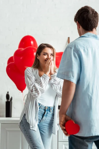 Vue Arrière Homme Tenant Boîte Cadeau Forme Coeur Près Petite — Photo