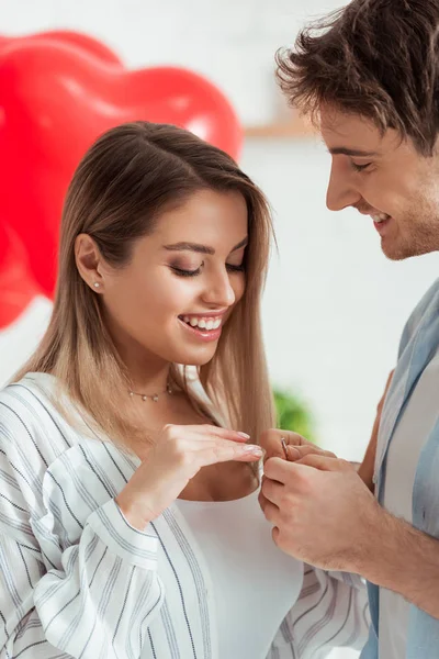 Feliz Hombre Haciendo Matrimonio Propuesta Hermosa Mujer — Foto de Stock