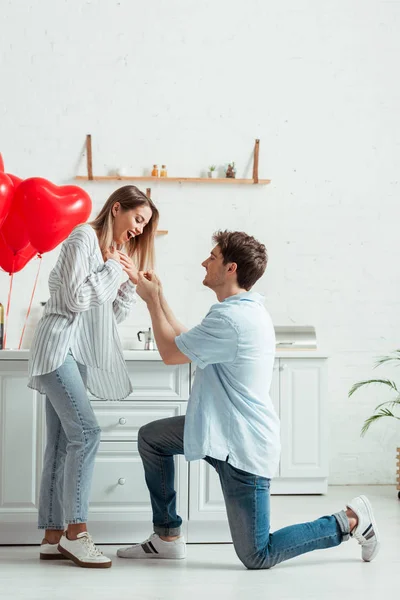 Happy Man Standing Knee While Doing Marriage Proposal Excited Woman — Stock Photo, Image