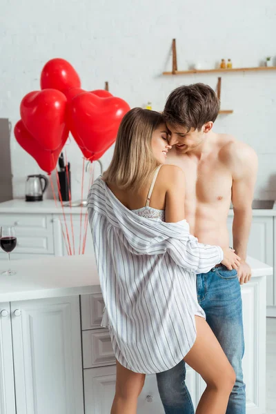 Sexy Woman Standing Happy Muscular Boyfriend Heart Shaped Balloons — Stock Photo, Image