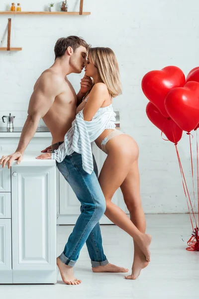 Casal Quente Beijando Perto Balões Vermelhos Forma Coração — Fotografia de Stock