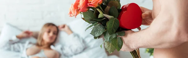 Tiro Panorâmico Homem Com Flores Presente Forma Coração Perto Mulher — Fotografia de Stock