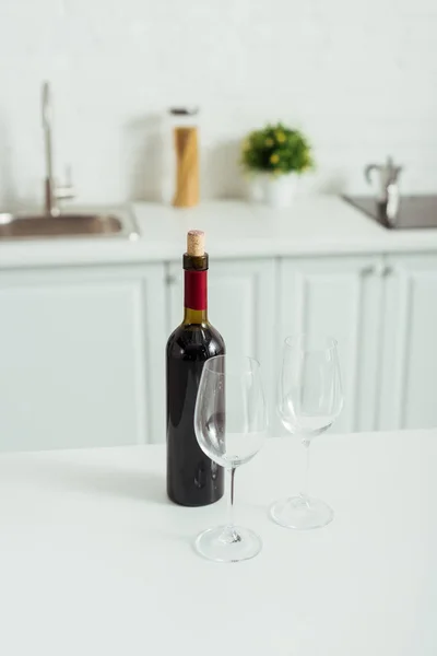 Bottle Red Wine Empty Glasses White Kitchen Table — Stock Photo, Image