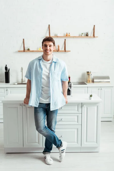 Feliz Hombre Sonriendo Mientras Mira Cámara Casa — Foto de Stock