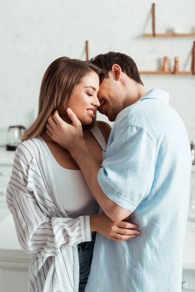 Feliz Hombre Sonriendo Mientras Toca Cara Hermosa Novia — Foto de Stock