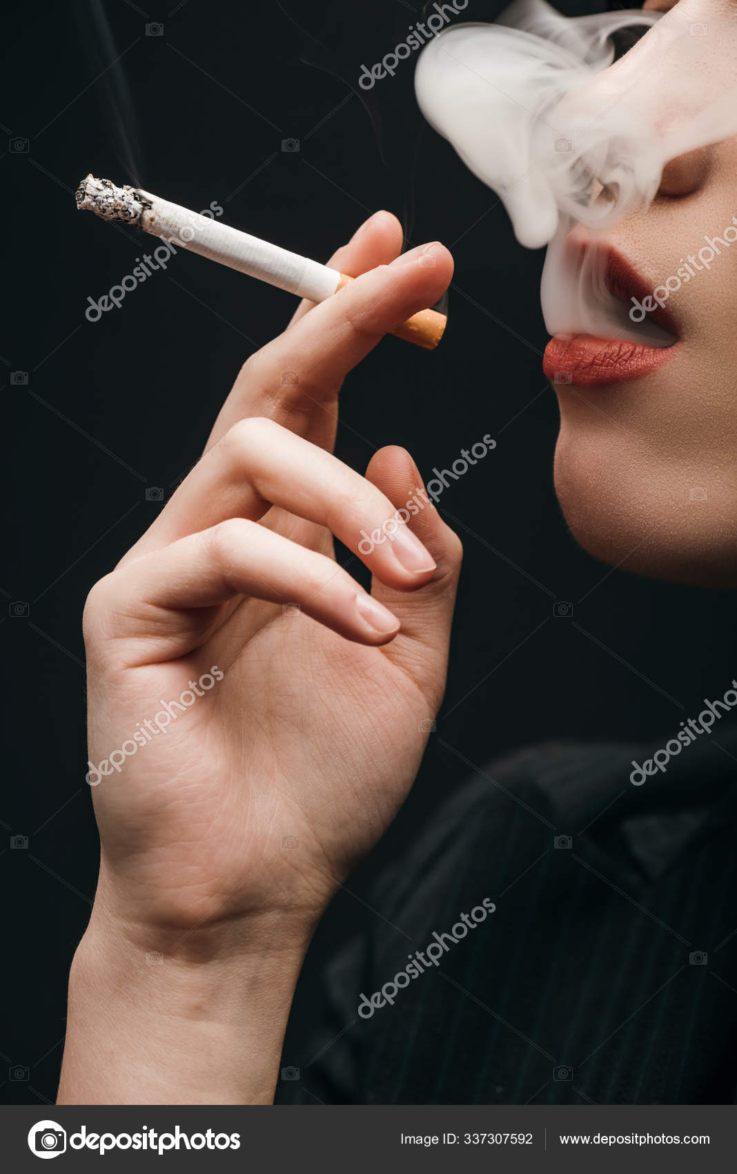 Обрезанный Вид Женщины Курящей Сигарету Изолированный Черном стоковое фото  ©HayDmitriy 337307592