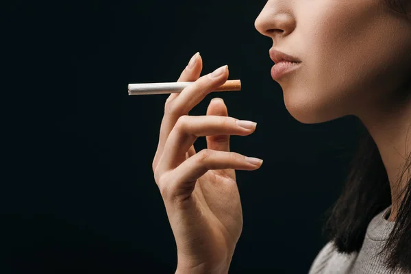Siyah Üzerine Izole Edilmiş Sigara Tutan Kadının Yan Görüntüsü — Stok fotoğraf