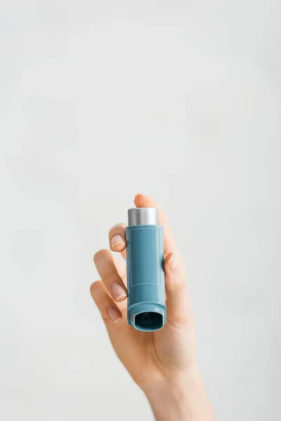 Ausgeschnittene Ansicht Von Mädchen Mit Inhalator Isoliert Auf Weiß — Stockfoto