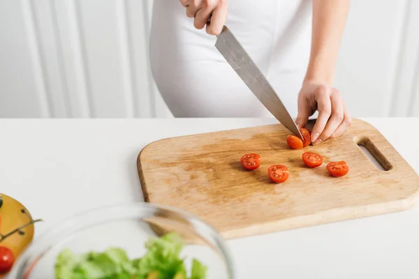 Vista Cortada Menina Cortando Tomates Cereja Perto Salada Fresca Tigela — Fotografia de Stock