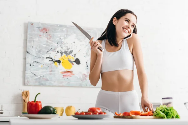 Sportswoman Sorrindo Falando Smartphone Enquanto Cozinha Salada Mesa Cozinha — Fotografia de Stock