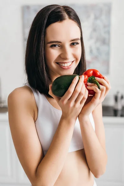 Beautiful Sportswoman Holding Avocado Bell Pepper Smiling Camera Kitchen — Stock Photo, Image