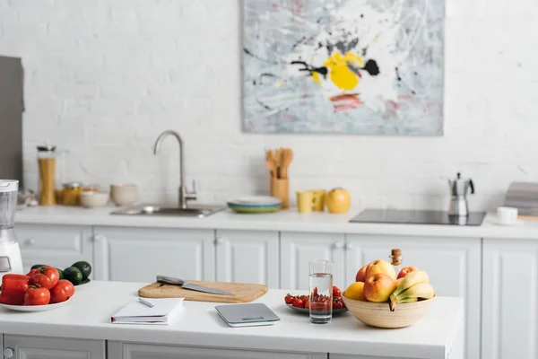 Légumes Frais Fruits Avec Verre Eau Carnet Notes Sur Table — Photo