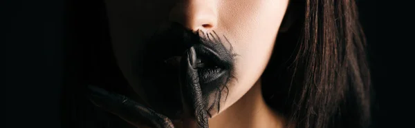 Tiro Panorâmico Mulher Com Lábios Pintados Preto Mão Mostrando Gesto — Fotografia de Stock