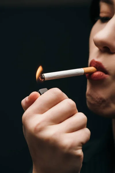 Vue Recadrée Femme Allumant Cigarette Avec Briquet Isolé Sur Noir — Photo