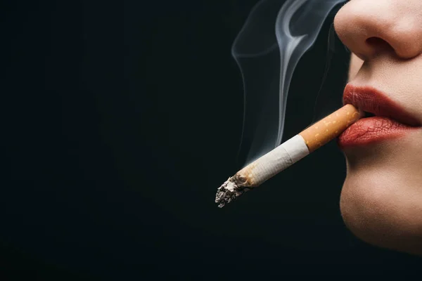 Vista Cortada Mulher Fumando Cigarro Isolado Preto — Fotografia de Stock