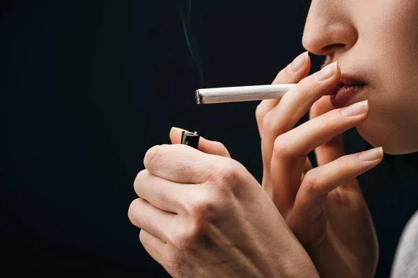 Вид Сбоку Молодой Женщины Закуривающей Сигарету Зажигалкой Изолированной Черном — стоковое фото
