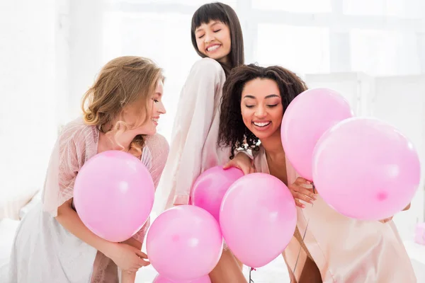 Vrolijke Multiculturele Vrouwen Die Plezier Hebben Met Roze Ballonnen Pyjamafeest — Stockfoto