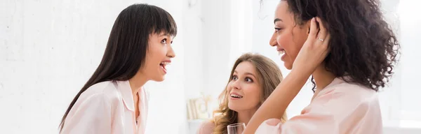Panoramaaufnahme Aufgeregter Multiethnischer Freundinnen Mit Champagnergläsern Auf Pyjama Party — Stockfoto