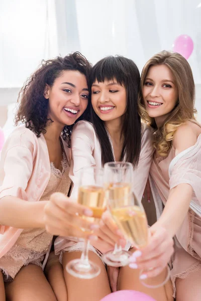 Selective Focus Happy Multicultural Girls Clinking Glasses Champagne Bachelorette Party — Stock Photo, Image