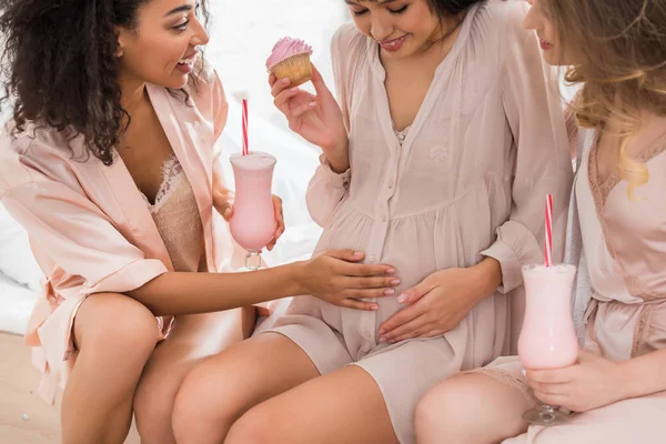 Sonrientes Novias Multiculturales Joven Embarazada Sosteniendo Cupcake Vasos Con Batidos — Foto de Stock