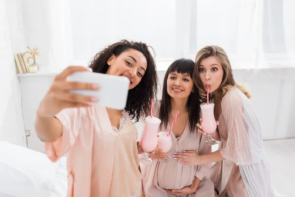 Multiethnic Girlfriends Happy Pregnant Woman Drinking Milkshakes While Taking Selfie — Stock Photo, Image