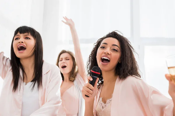 Meninas Multiculturais Sorridentes Bonitas Cantando Com Microfone Festa Pijama — Fotografia de Stock