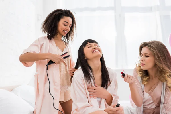 Laughing Multicultural Girls Doing Hair Styling Makeup Lipsticks Bachelorette Party — Stock Photo, Image